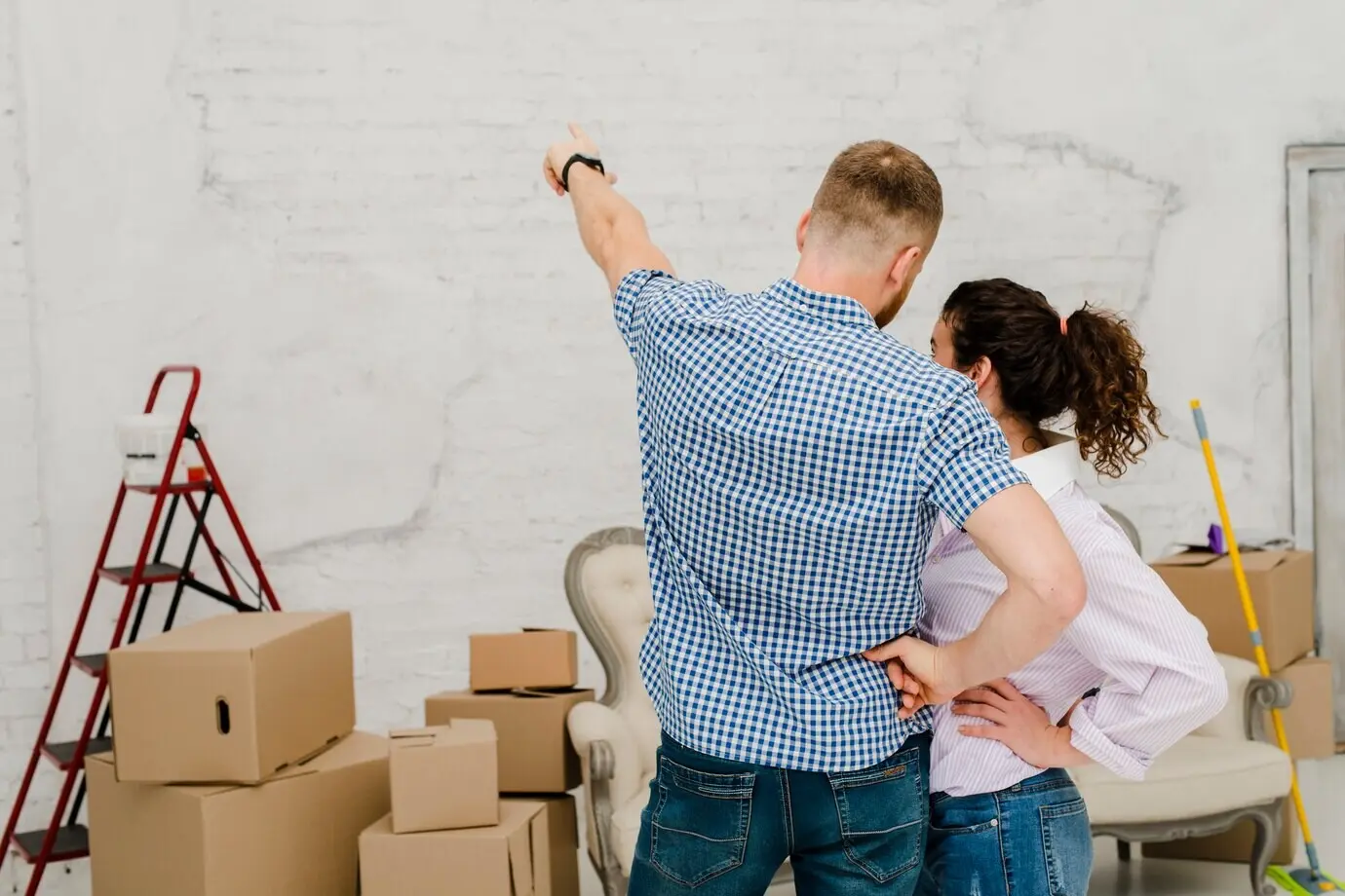 Ein Paar bespricht eine Renovierung